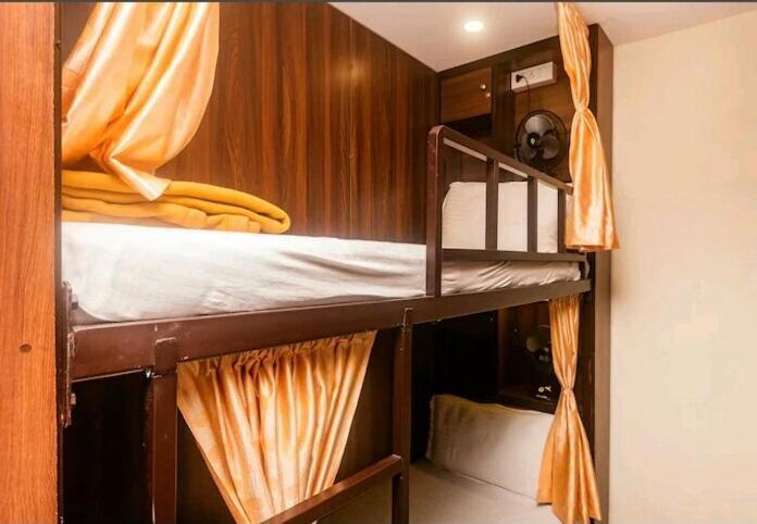 Almas Dormitory 24 Hours Aircondition Bombay Eksteriør billede
